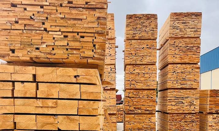Pilas de madera apiladas en un depósito de maderas antes de ser usadas por un carpintero en CABA