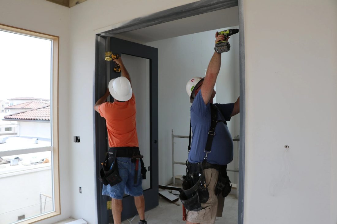 Instalación de puertas de madera en una obra a estrenar en CABA