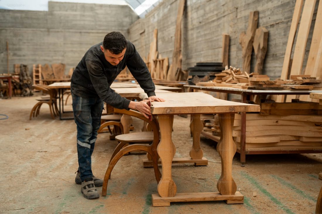 Mesa de madera maciza a medida fabricada en un taller de carpintería de CABA