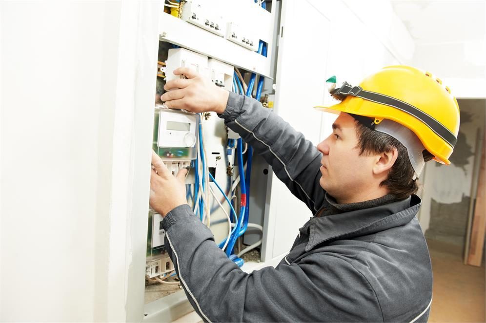 Electricista instalando circuitos separados en un tablero eléctrico de una casa en CABA