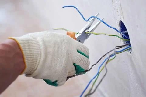 Manos con guantes empalmando y aislando cables eléctricos de forma segura en una instalación de CABA