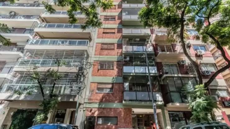 Fachada de un edificio de CABA con aires acondicionados y cableado eléctrico expuesto corriendo por el frente
