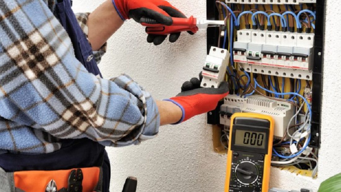 Llaves térmicas y disyuntor diferencial en el tablero eléctrico de un departamento de CABA