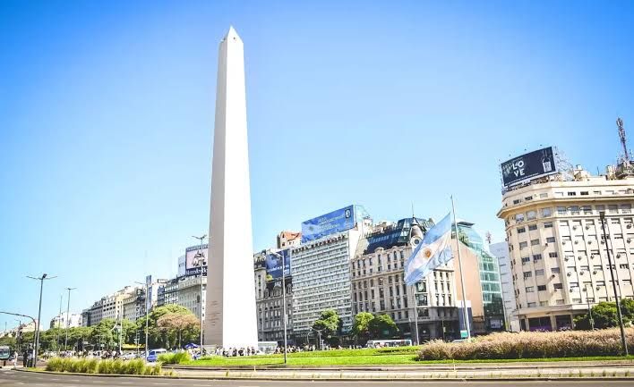 Obelisco y edificios del centro de la Ciudad de Buenos Aires con cielo despejado, zona de CABA donde los cortes de luz pueden venir de la distribuidora o del tablero propio