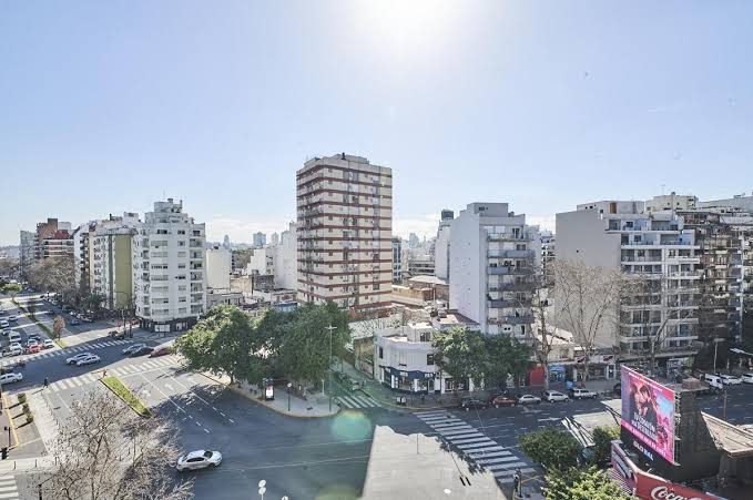Vista aérea de una avenida y edificios de CABA, el tipo de entorno urbano donde puede aparecer una pérdida de agua en la vereda