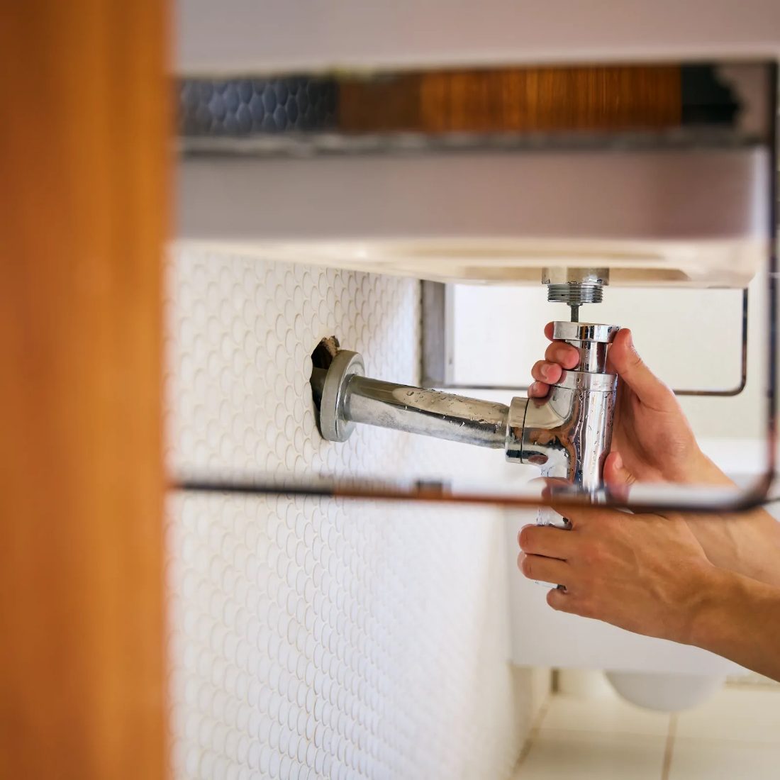 Plomero revisando la llave de paso de agua en una casa de CABA