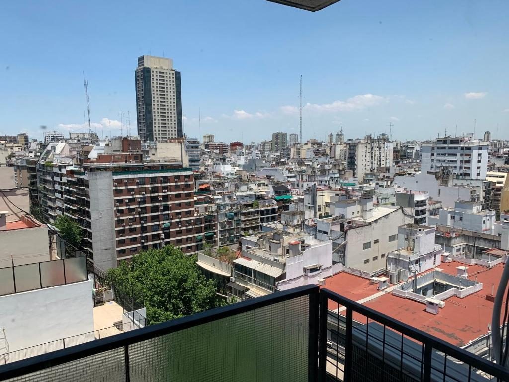 Vista de edificios en altura de CABA desde una terraza, donde suelen ubicarse los tanques de reserva de agua