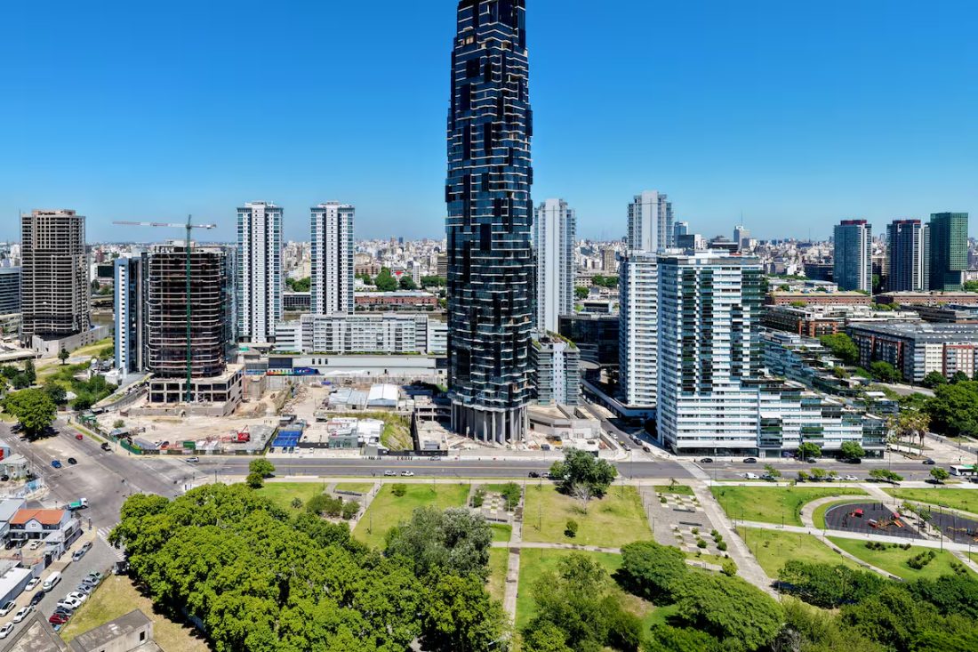 Torre de edificios en altura en CABA, el tipo de construcción donde corre la columna de agua que abastece a varios pisos