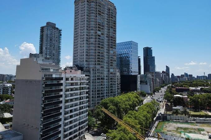 Vista de edificios en un barrio de CABA, el tipo de construcción en altura donde una pérdida del piso de arriba afecta a la unidad de abajo