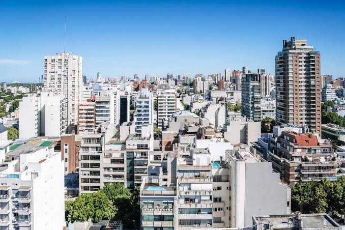 Vista panorámica de edificios de departamentos en CABA, donde cualquier reforma interior involucra al consorcio y a las medianeras compartidas